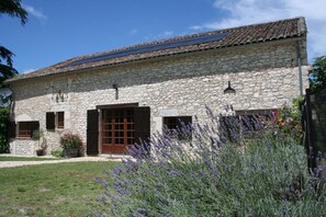 Exterior - Beautiful 3 bed stone country cottage with private heated pool in Monflanquin (Monflanquin)