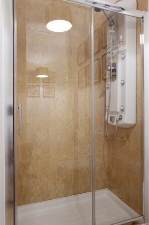 Douche, séchoir à cheveux, serviettes fournies, savon