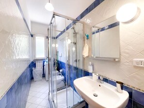 Combined shower/bathtub, hair dryer, bidet, towels
