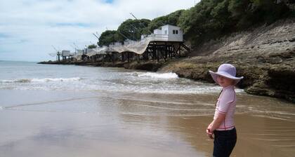 1830's Village Farmhouse - Shared Pool, Games Barn, Leisure Field. Beach 30 mins