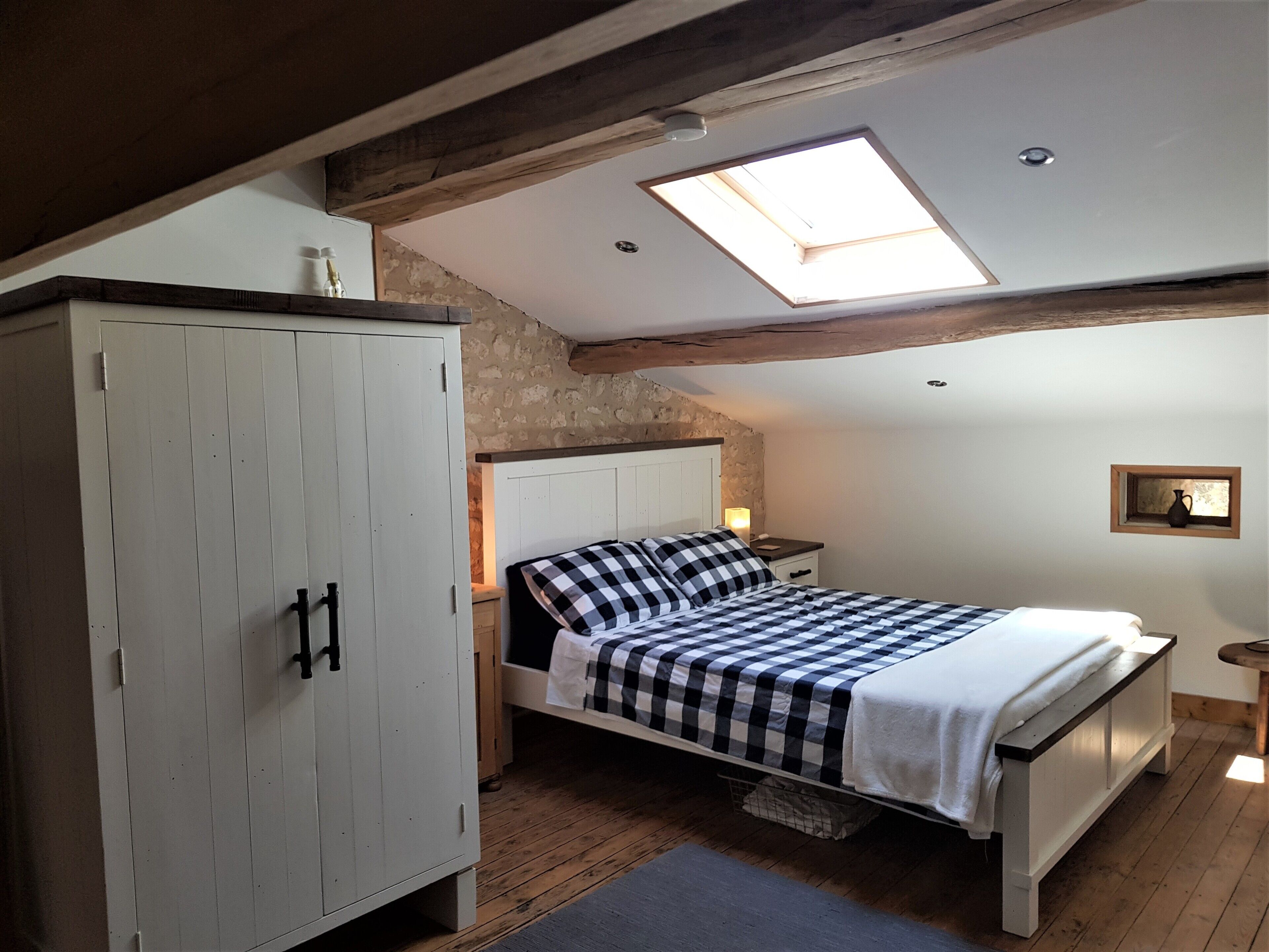 3 slaapkamers, een strijkplank/strijkijzer, reisbedje, gratis wifi