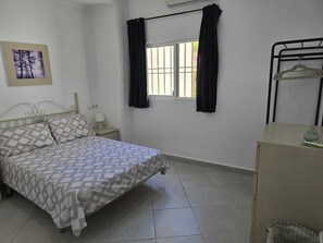 3 slaapkamers, een strijkplank/strijkijzer, gratis wifi, beddengoed