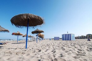 Espreguiçadeiras, toalhas de praia