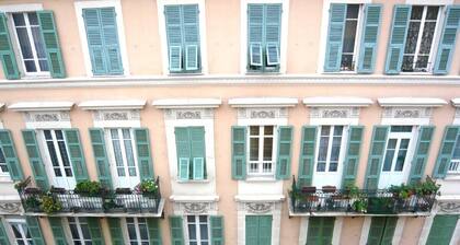Luxury Apartment in the Heart of Nice (Sleeps up to 4) Aircon, Elevator