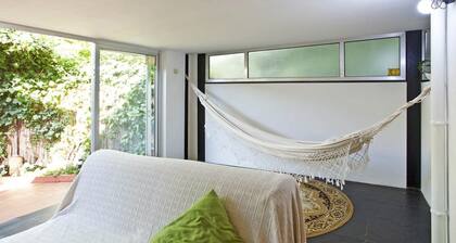 Quiet flat with private garden! Porto center!