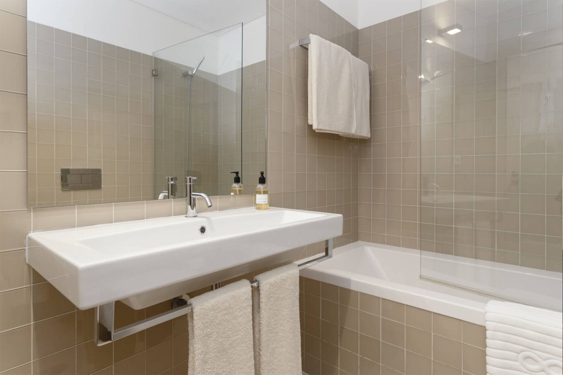 Combined shower/tub, hair dryer, bidet, towels