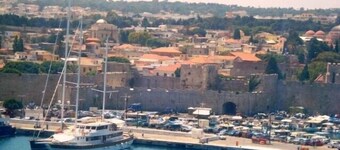 Medieval City house, garden-bbq & Terrace, free Wi-fi,all in walking distance