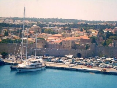 Medieval City house, garden-bbq & Terrace, free Wi-fi,all in walking distance