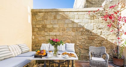 Keskiaikainen kaupunkitalo, puutarha-grilli ja terassi, ilmainen Wi-Fi, kaikki kävelymatkan päässä