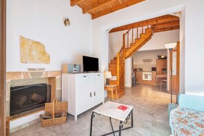 Fernseher, Kamin, Bücher, Arbeitsbereiche