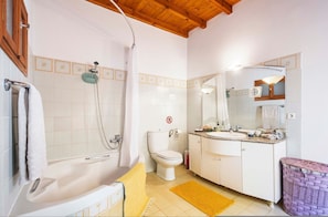 Kombination af bruser/badekar, hårtørrer, håndklæder