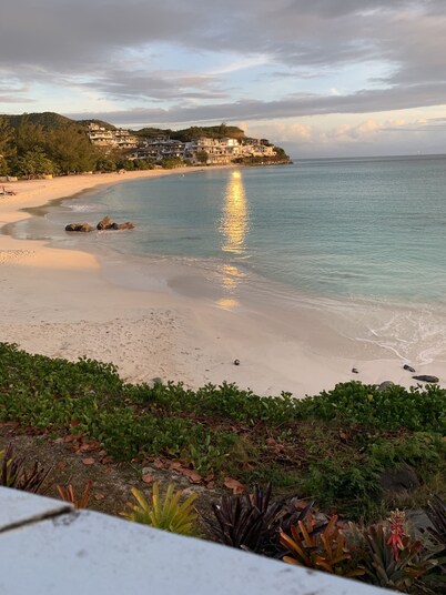 Antigua Villa, Private Pool and Garden, within walking distance to Jolly Beach