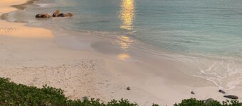 Antigua Villa, Private Pool and Garden, within walking distance to Jolly Beach