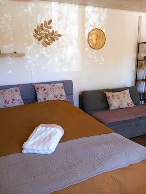 1 quarto, cofres nos quartos, ferros/tábuas de passar roupa