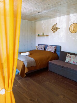 1 chambre, coffre-fort, fer et planche à repasser