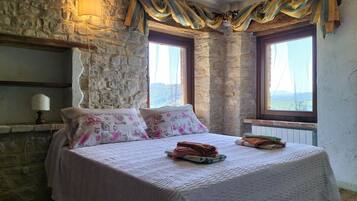 4 bedrooms, iron/ironing board, free WiFi, bed sheets