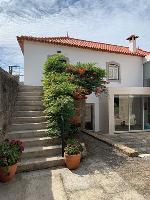 Exterior - 5-bedroom house close to beaches and city amenities. (Viana do Castelo)