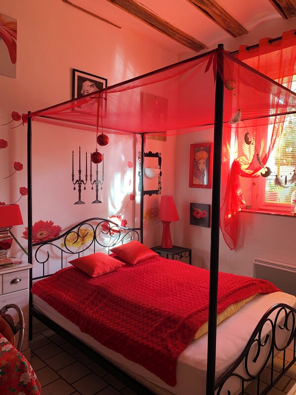 Iron/ironing board, free WiFi, bed sheets