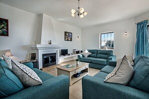 Smart TV, chimenea y libros 
