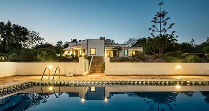 Villa Susana ~ Heated Pool* ~ Fast Wi-fi Sleeps 6 + 4 cots - Booking 2026 NOW!
