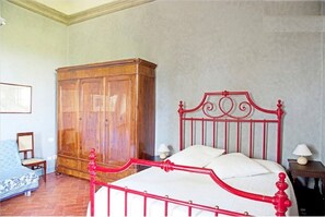 1 bedroom, iron/ironing board, WiFi, bed sheets - App. Laura B&B in ancient Villa, wifi and parking, meals and services available (Impruneta)