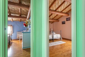 3 室のベッドルーム、デスク、アイロン / アイロン台、インターネット