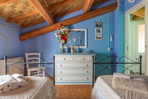 3 bedrooms, desk, iron/ironing board, internet