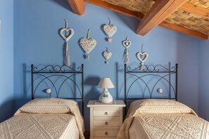 3 bedrooms, desk, iron/ironing board, internet - Ancient Mansion of the Arcolaio - F4856 (Nurachi)