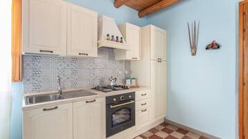 Kühlschrank, Ofen, Herdplatte, Wasserkocher mit Kaffee-/Teezubehör