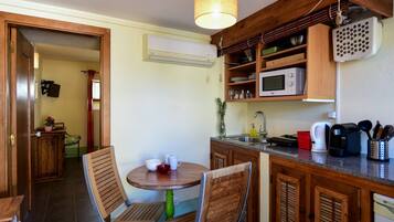 Frigorífico, microondas, placa de cocina y cafetera o tetera