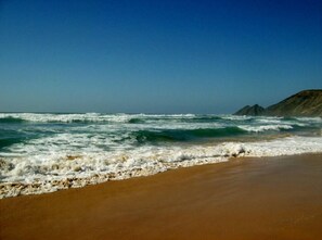 Plage Amoreira, côté vague, surf, (15km)