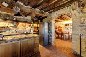 Jääkaappi, uuni, liesi, astianpesukone