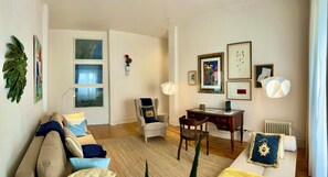 Una televisión, un reproductor de DVD, libros