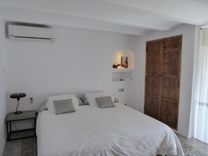 2 bedrooms, in-room safe, iron/ironing board, travel crib