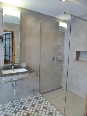 Shower, hair dryer, towels, soap - Spectacular deluxe house, amazing sea views , top location in Altea old town (altea)