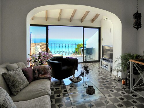Spectacular deluxe house, amazing sea views , top location in Altea old town