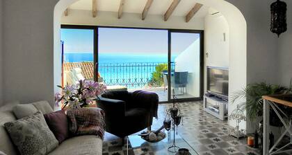 Spectacular deluxe house, amazing sea views , top location in Altea old town