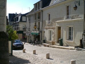 Exterior - La Petite Boutique, 15thC stone cottage in medieval town, LOIRE VALLEY CASTLES (Saint-Aignan)
