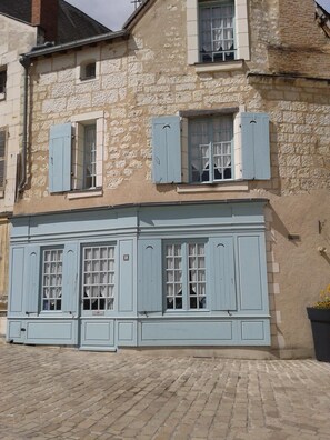 Exterior - La Petite Boutique, 15thC stone cottage in medieval town, LOIRE VALLEY CASTLES (Saint-Aignan)
