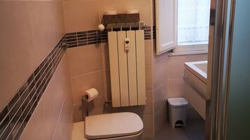 Dusche, Haartrockner, Bidet, Handtücher