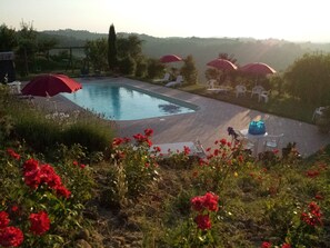 Una piscina al aire libre