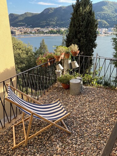 Lake View Cozy Apartment with Small Garden