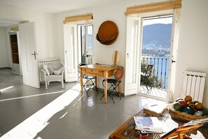 Interior - Lake View Cozy Apartment with Small Garden (Como)