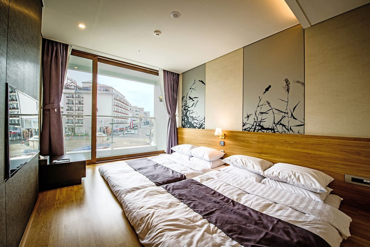1 Schlafzimmer, Zimmersafe, Schreibtisch, laptopgeeigneter Arbeitsplatz
