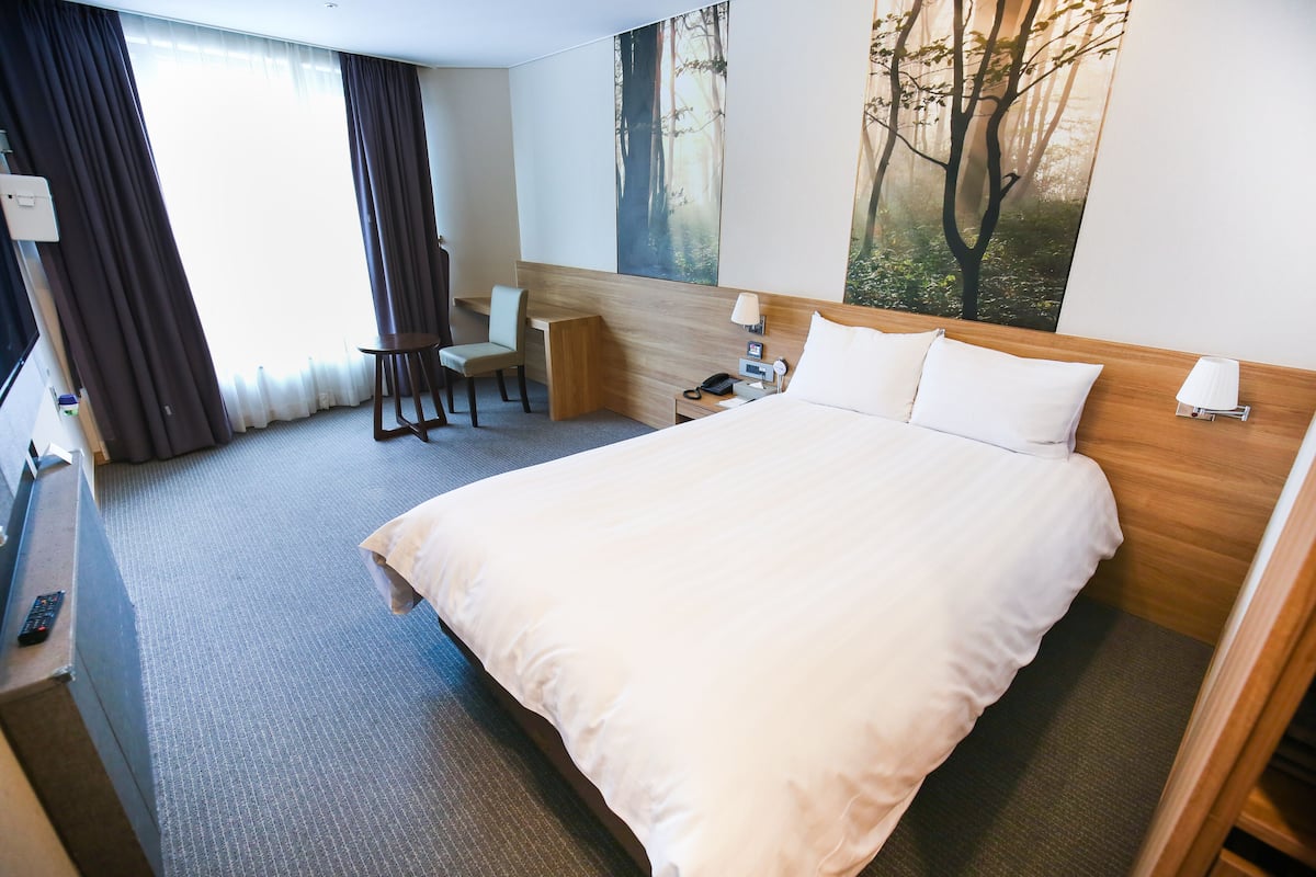 1 Schlafzimmer, Zimmersafe, Schreibtisch, laptopgeeigneter Arbeitsplatz