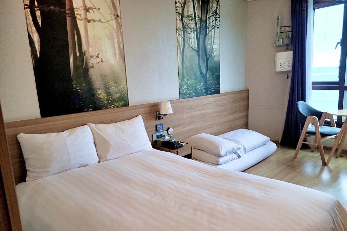 1 Schlafzimmer, Zimmersafe, Schreibtisch, laptopgeeigneter Arbeitsplatz