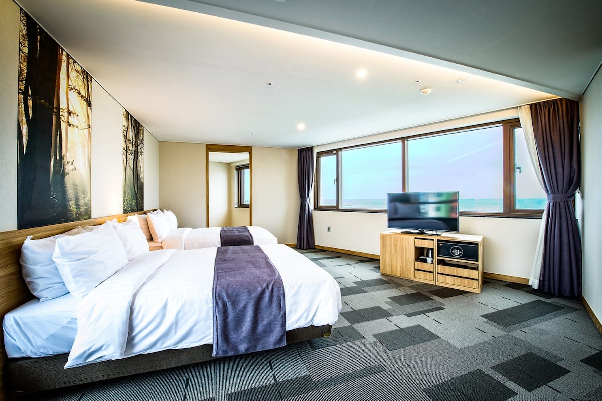 1 Schlafzimmer, Zimmersafe, Schreibtisch, laptopgeeigneter Arbeitsplatz