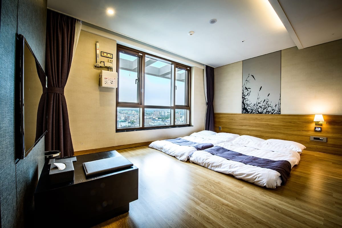 1 Schlafzimmer, Zimmersafe, Schreibtisch, laptopgeeigneter Arbeitsplatz