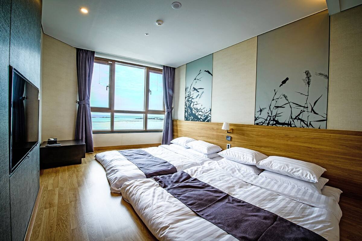 1 Schlafzimmer, Zimmersafe, Schreibtisch, laptopgeeigneter Arbeitsplatz