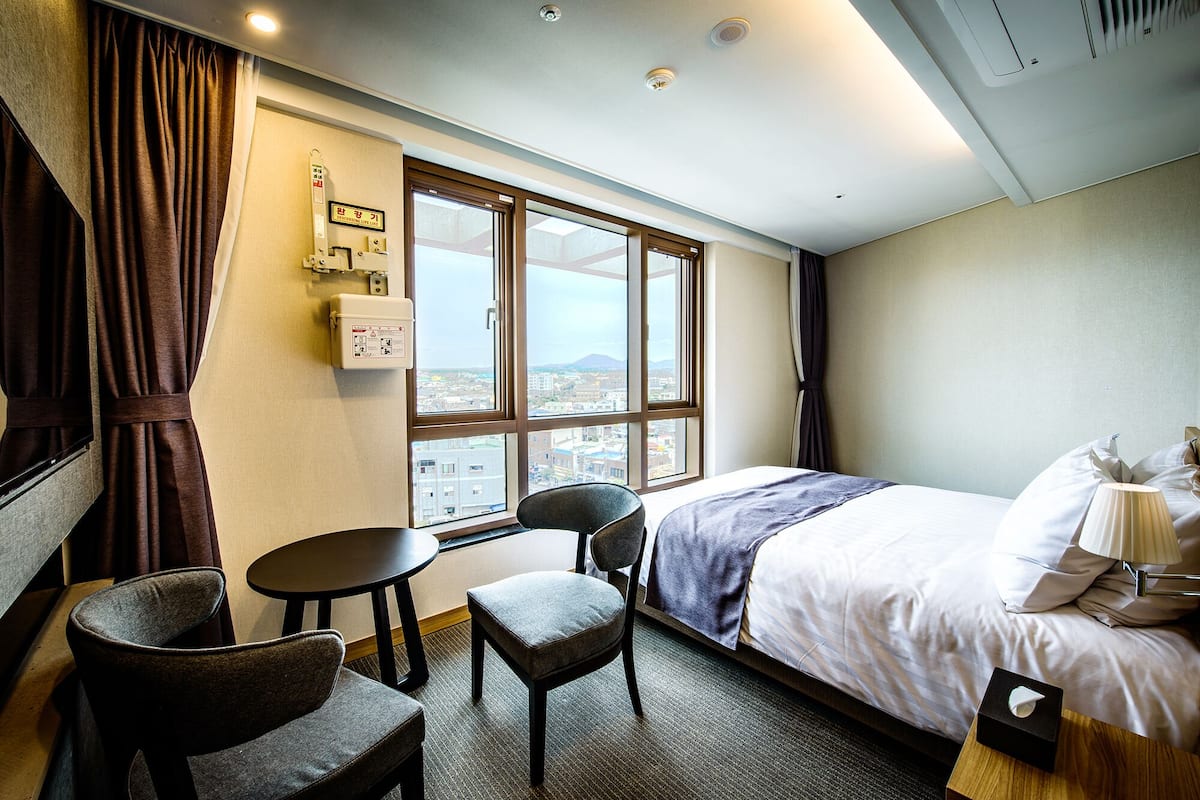 1 Schlafzimmer, Zimmersafe, Schreibtisch, laptopgeeigneter Arbeitsplatz
